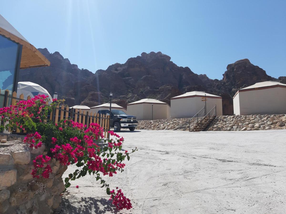 ホテル The Rock Camp Petra ワディ・ムーサ エクステリア 写真