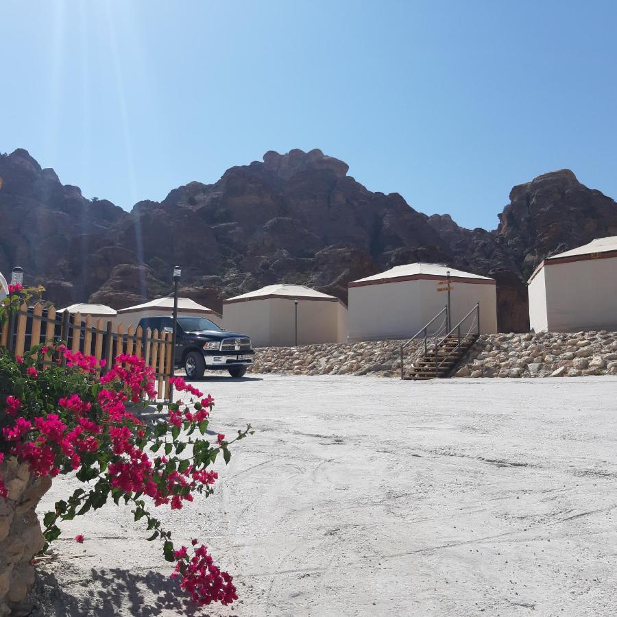 ホテル The Rock Camp Petra ワディ・ムーサ エクステリア 写真