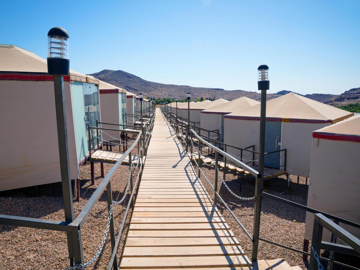 ホテル The Rock Camp Petra ワディ・ムーサ エクステリア 写真